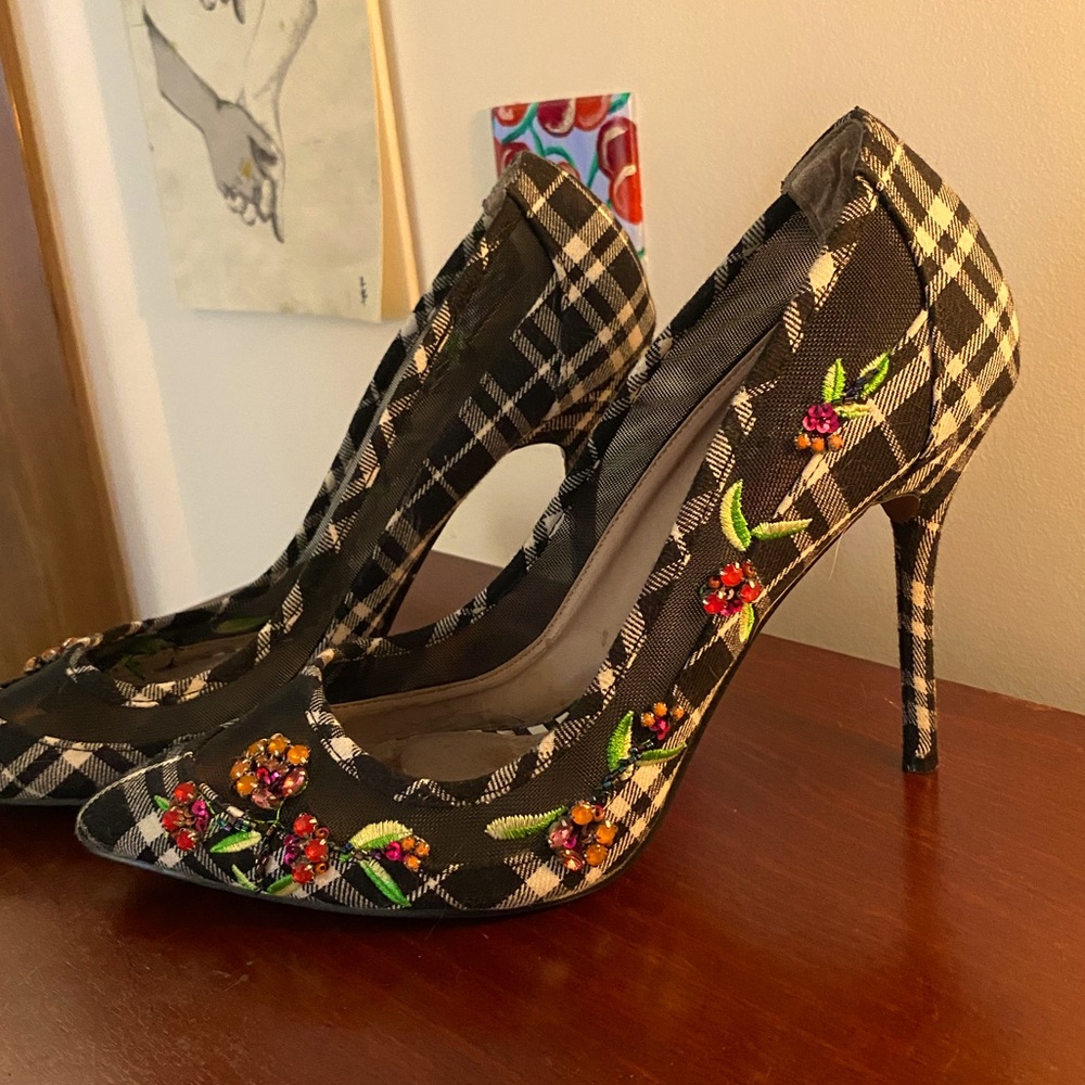 Size 9 Betsy Johnson embroidered, 3in heels. Beautiful and comfortable shoes.